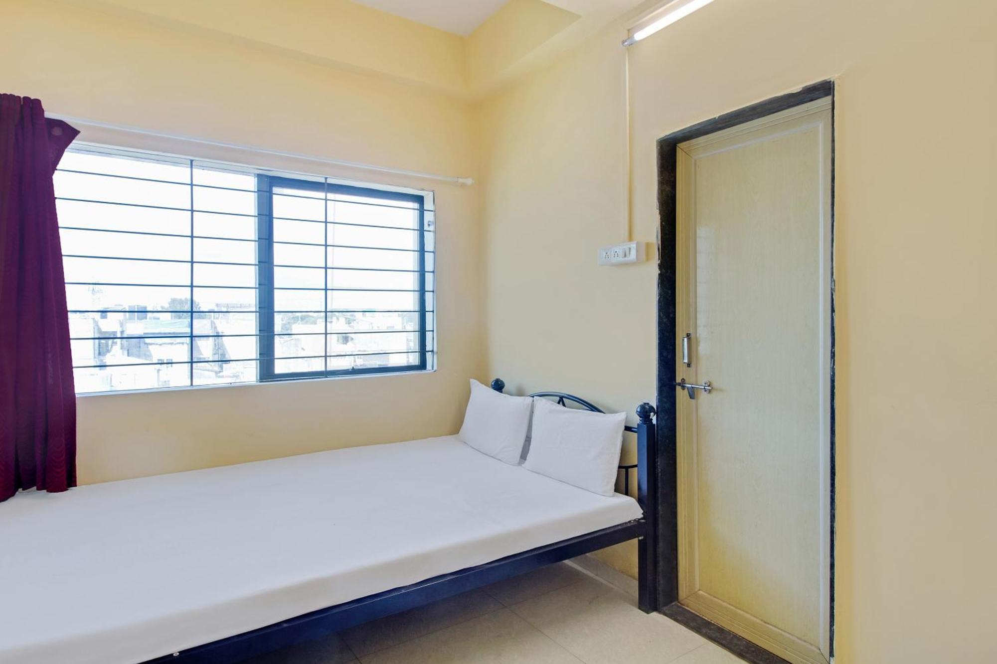 สปอต ออน 44703 ซาฮาร่า ยาตรี นิวาส Hotel โกลฮาปูร์ ภายนอก รูปภาพ